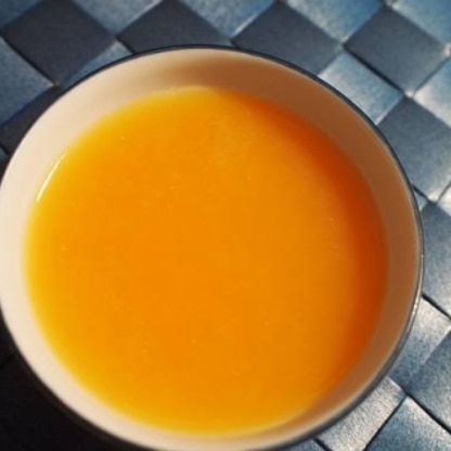果汁１００％のオレンジジュースで♪いまだにゼラチン溶かすの今まで先でした。→そしてこぼす！これすごい画期的　ゼラチンってつい身構えちゃって（笑）